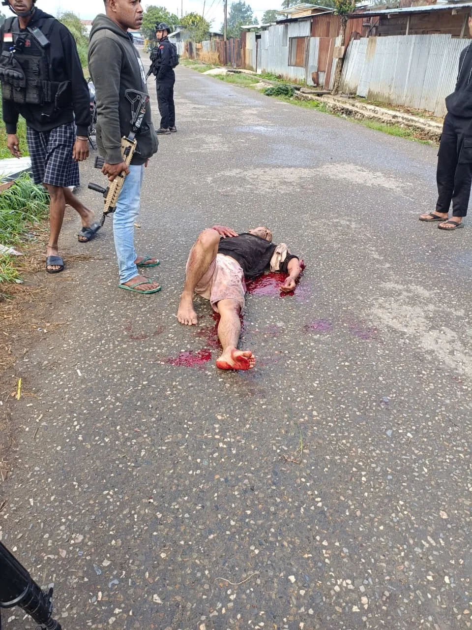BREAKING NEWS: Dihadang 4 OTK, Kanit Binmas Polsek Kamuu Dogiyai Kritis Kena Bacok